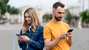 Pareja enganchada al m&oacute;vil