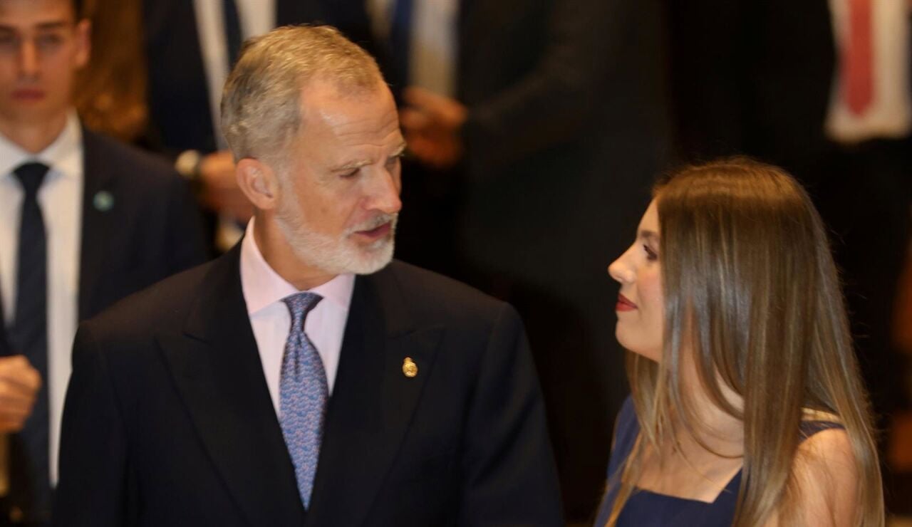 El rey Felipe VI y la infanta Sof&iacute;a