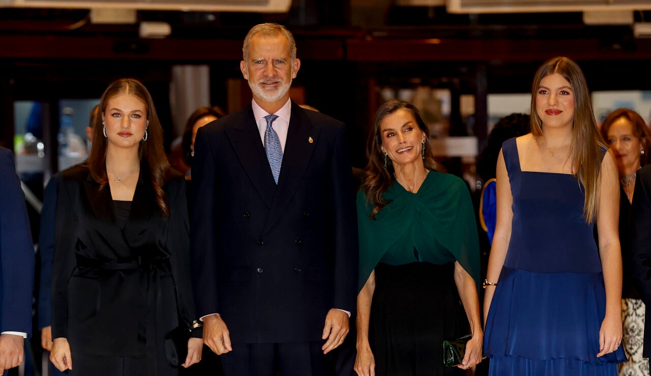 Leonor, Felipe, Letizia y Sof&iacute;a en el concierto de los Premios Princesa de Asturias 2026