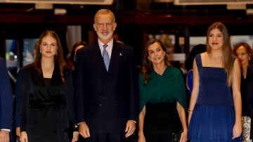 Leonor, Felipe, Letizia y Sof&iacute;a en el concierto de los Premios Princesa de Asturias 2026