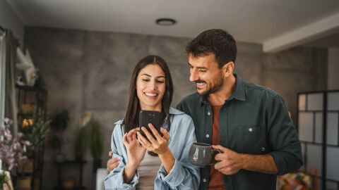 Pareja enganchada al móvil
