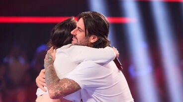 &iexcl;Melendi cierra su equipo por todo lo alto! Un megabloqueo le asegura la voz de Ana