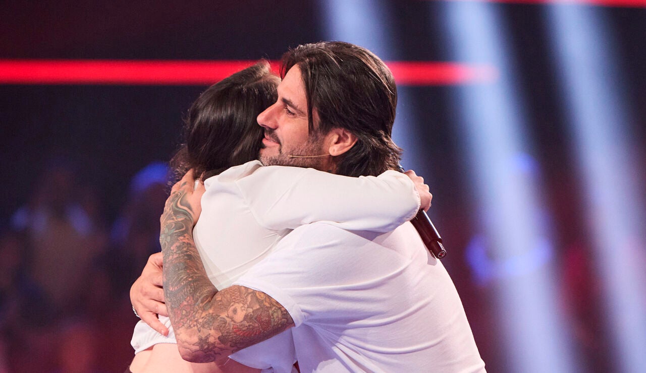 &iexcl;Melendi cierra su equipo por todo lo alto! Un megabloqueo le asegura la voz de Ana