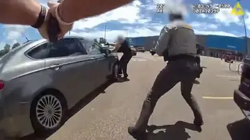 Un policía mata a tiros a un niño de un año tras abrir fuego contra un coche Un policía mata a tiros a un niño de un año tras abrir fuego contra un coche