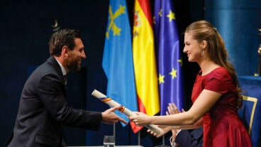La princesa Leonor entrega a Leo Messi el Princesa de Asturias de los Deportes