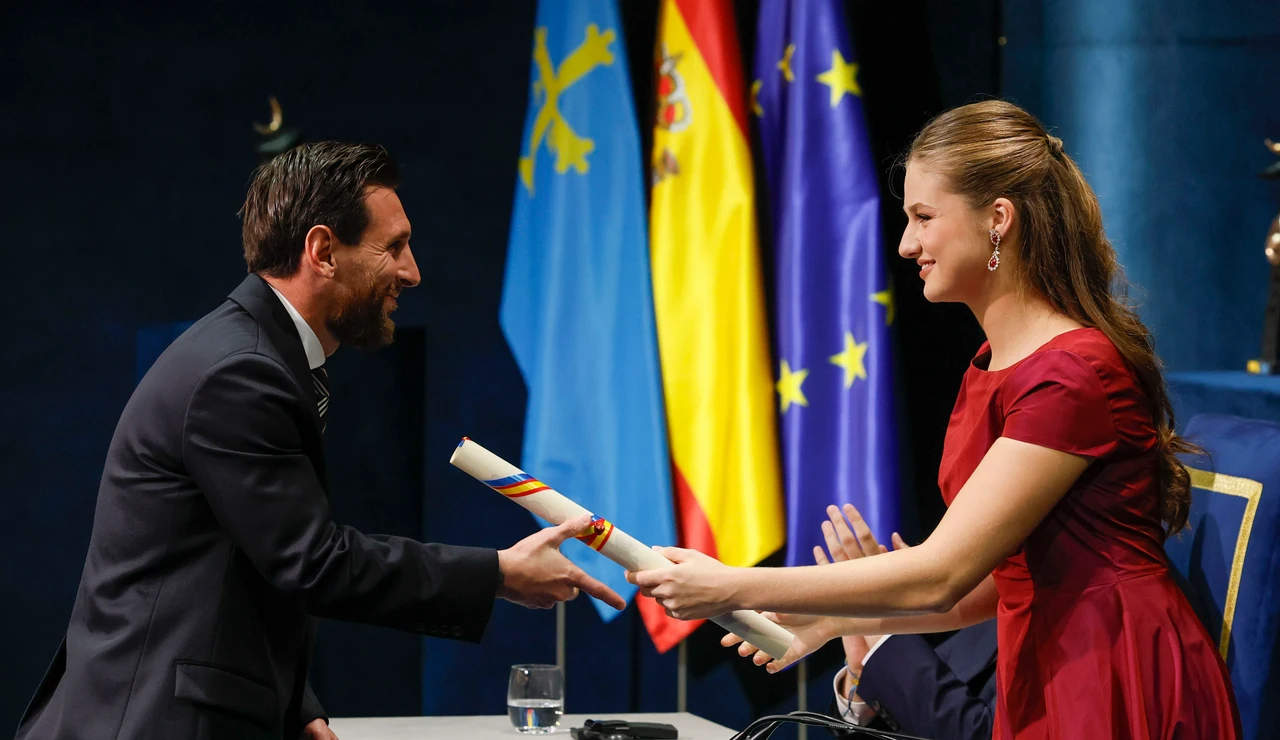 La princesa Leonor entrega a Leo Messi el Princesa de Asturias de los Deportes