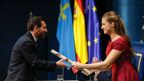 La princesa Leonor entrega a Leo Messi el Princesa de Asturias de los Deportes La princesa Leonor entrega a Leo Messi el Princesa de Asturias de los Deportes