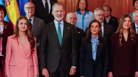 La princesa Leonor, el rey Felipe VI, la reina Letizia y la infanta Sofía durante los actos previos a los Premios Asturias La princesa Leonor, el rey Felipe VI, la reina Letizia y la infanta Sofía durante los actos previos a los Premios Asturias