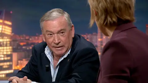 Javier Clemente desmiente haber pegado a un periodista: "No le he pegado, le he amenazado que le iba a pegar con la brocha del micrófono" Javier Clemente desmiente haber pegado a un periodista: "No le he pegado, le he amenazado que le iba a pegar con la brocha del micrófono"