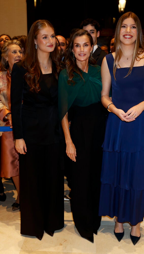 Leonor, Letizia y Sofía en el concierto de los Premios Princesa de Asturias 2026