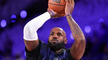 LeBron James, calentando con los Cleveland Cavaliers
