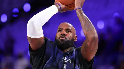 LeBron James, calentando con los Cleveland Cavaliers LeBron James, calentando con los Cleveland Cavaliers