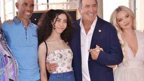Dove Cameron y Kenny Ortega con la familia de Cameron Boyce