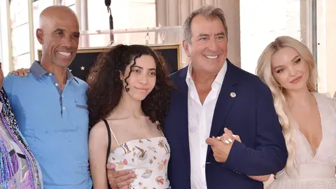 Dove Cameron y Kenny Ortega con la familia de Cameron Boyce Dove Cameron y Kenny Ortega con la familia de Cameron Boyce
