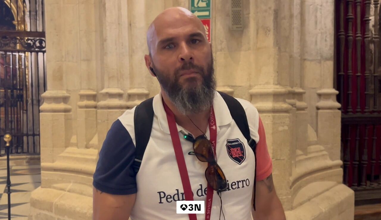 La Catedral de Sevilla abre su historia al tacto para acercar su patrimonio a las personas con discapacidad visual