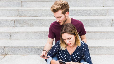 Pareja enganchada al móvil