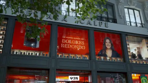 Dolores Redondo presenta su nueva novela: "Creo que el lugar perfecto para buscar la identidad está en los libros" Dolores Redondo presenta su nueva novela: "Creo que el lugar perfecto para buscar la identidad está en los libros"