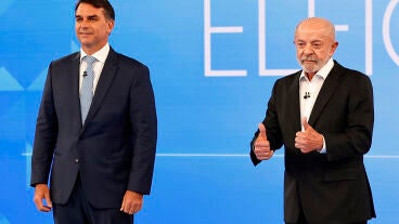 Fl&aacute;vio Bolsonaro y Lula da Silva en el &uacute;ltimo debate televisado en Brasil