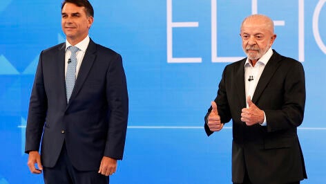 Fl&aacute;vio Bolsonaro y Lula da Silva en el &uacute;ltimo debate televisado en Brasil
