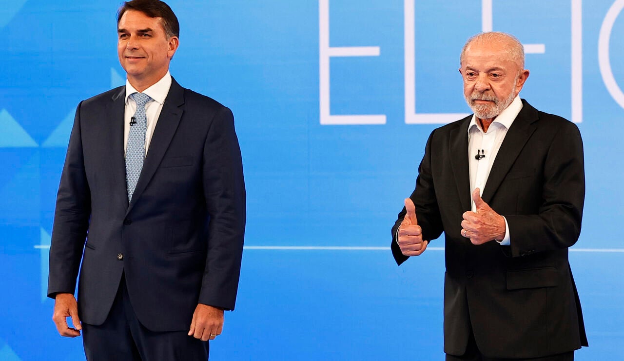 Fl&aacute;vio Bolsonaro y Lula da Silva en el &uacute;ltimo debate televisado en Brasil