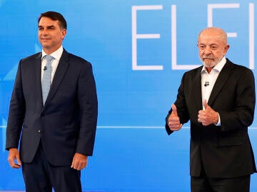 Fl&aacute;vio Bolsonaro y Lula da Silva en el &uacute;ltimo debate televisado en Brasil