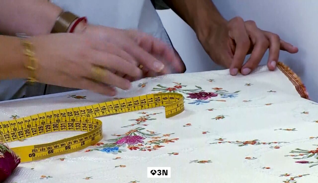 El llamado "ant&iacute;doto antiscroll" que gana popularidad: actividades como coser, dibujar o coser se consolidan como herramienta para reducir el uso de las pantallas