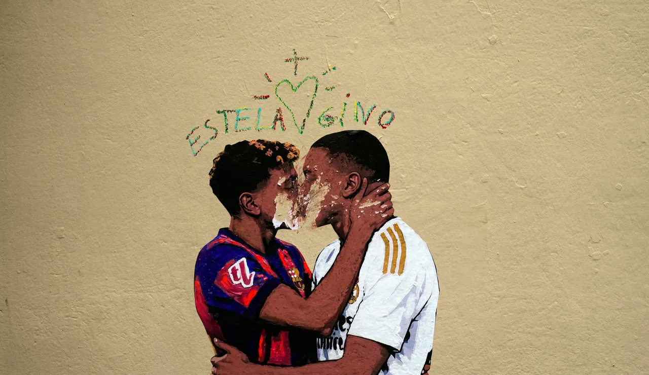 El beso de Lamine Yamal y Mbappé, el nuevo mural de TvBoy antes del Clásico