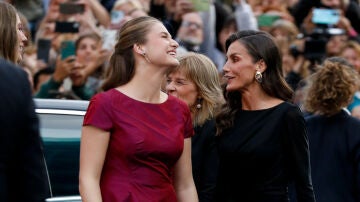 La princesa Leonor y la reina Letizia en los Premios Princesa de Asturias 2026