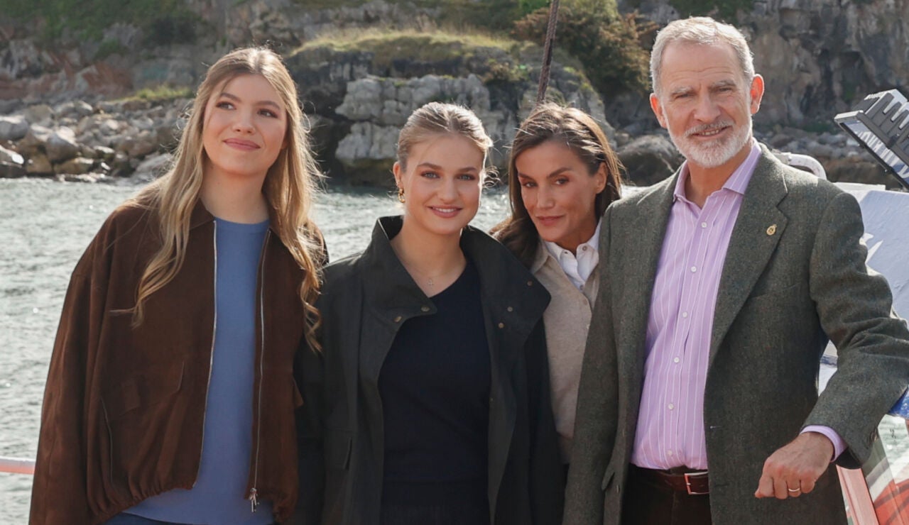 La infanta Sof&iacute;a, la princesa Leonor, la reina Letizia y el rey Felipe en Llanes