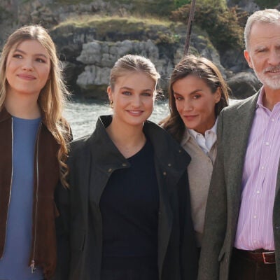 La infanta Sof&iacute;a, la princesa Leonor, la reina Letizia y el rey Felipe en Llanes