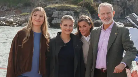 La infanta Sofía, la princesa Leonor, la reina Letizia y el rey Felipe en Llanes La infanta Sofía, la princesa Leonor, la reina Letizia y el rey Felipe en Llanes