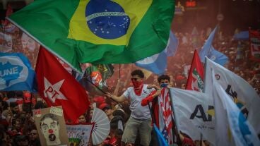 Brasil decide este domingo entre el continuismo de Lula y la vuelta del bolsonarismo en una cita muy ajustada