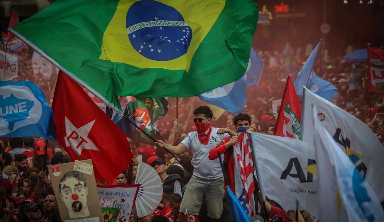 Brasil decide este domingo entre el continuismo de Lula y la vuelta del bolsonarismo en una cita muy ajustada