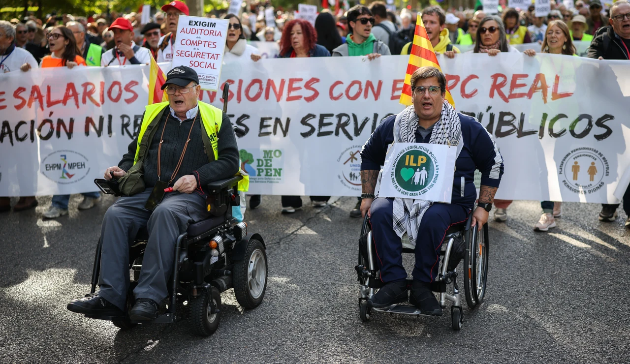 Varias personas durante una manifestación en defensa del sistema público de pensiones y el acceso a la vivienda