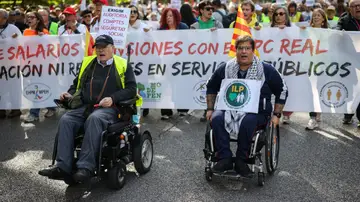 Varias personas durante una manifestación en defensa del sistema público de pensiones y el acceso a la vivienda Varias personas durante una manifestación en defensa del sistema público de pensiones y el acceso a la vivienda