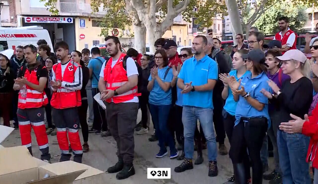 Cientos de voluntarios colaboran en Oliva tras la DANA
