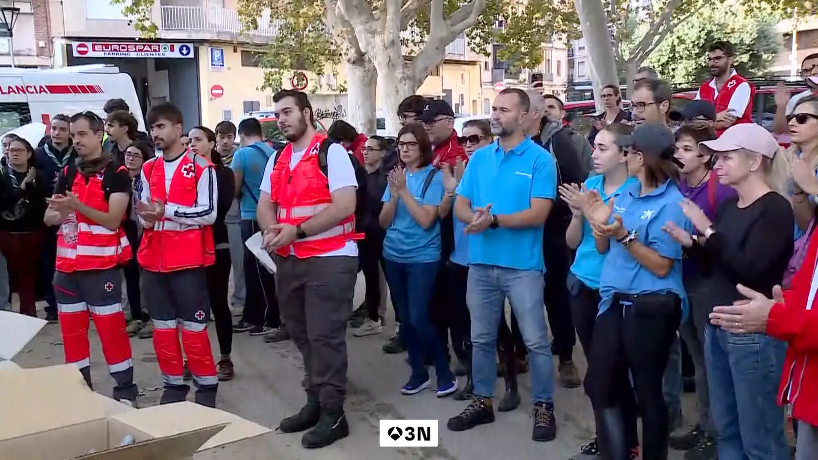 Cientos de voluntarios colaboran en Oliva tras la DANA
