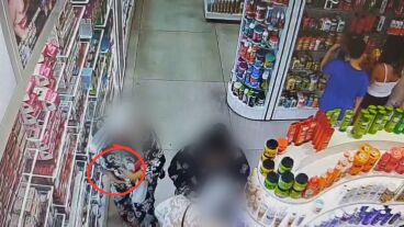 Imagen de las mujeres robando en una tienda