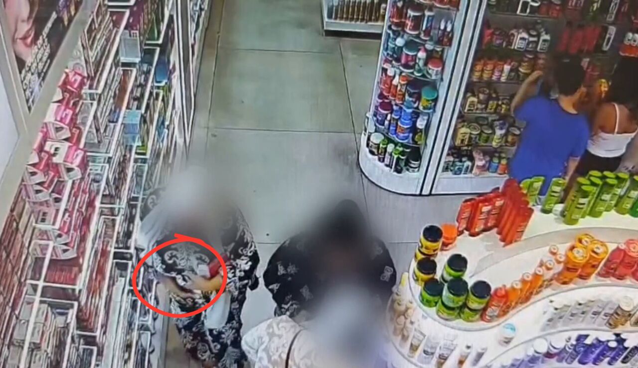Imagen de las mujeres robando en una tienda