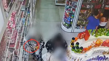 Imagen de las mujeres robando en una tienda Imagen de las mujeres robando en una tienda