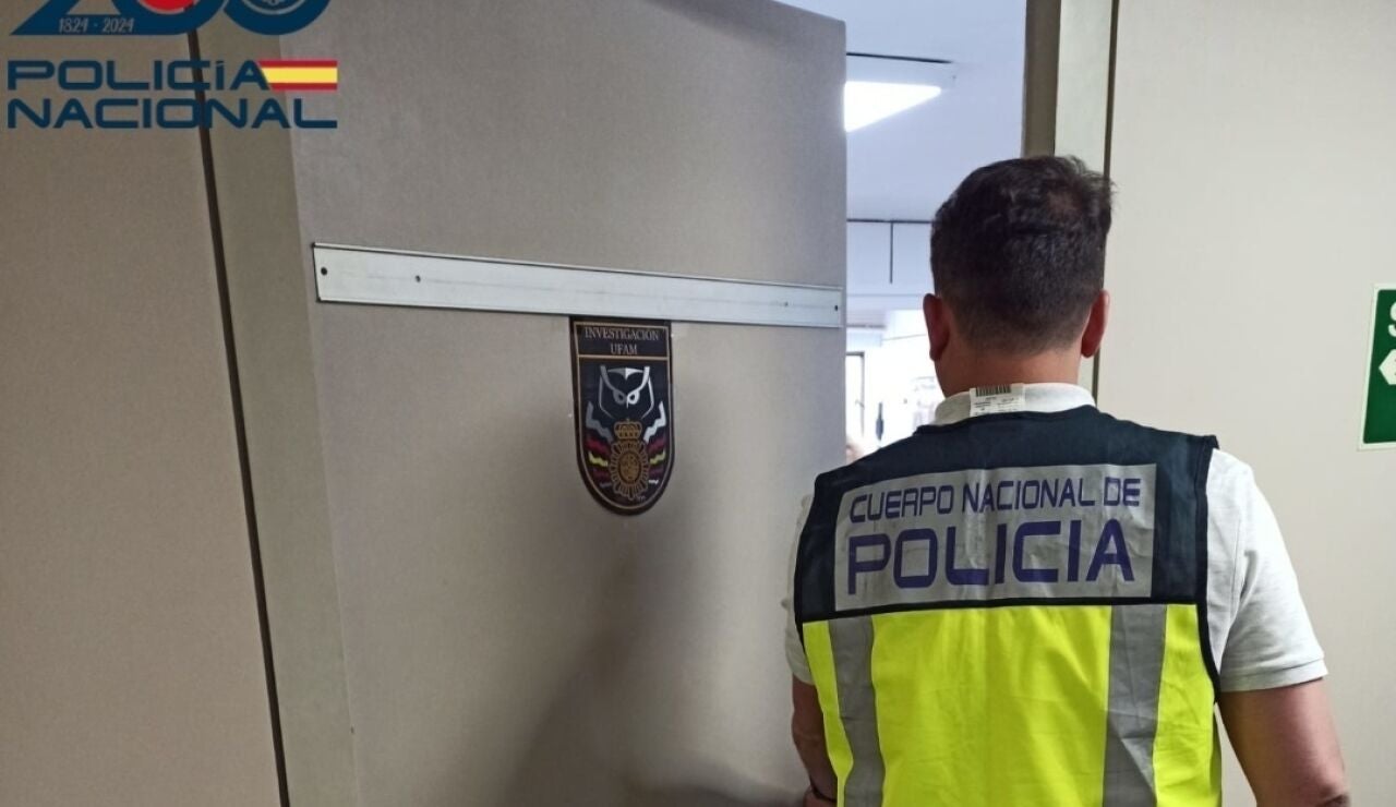 Un agente de la Unidad de Atenci&oacute;n a la Familia y Mujer de la Polic&iacute;a Nacional.