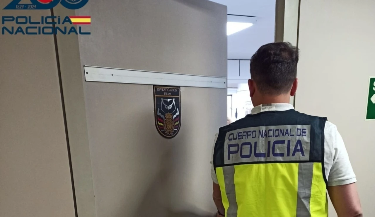 Un agente de la Unidad de Atención a la Familia y Mujer de la Policía Nacional.
