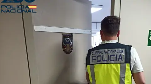 Un agente de la Unidad de Atención a la Familia y Mujer de la Policía Nacional. Un agente de la Unidad de Atención a la Familia y Mujer de la Policía Nacional.