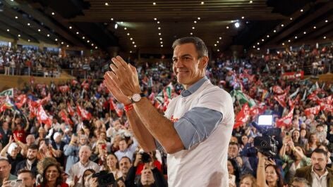 S&aacute;nchez apela al voto progresista para evitar la "involuci&oacute;n" de PP y Vox con su lista "interminable de recortes"