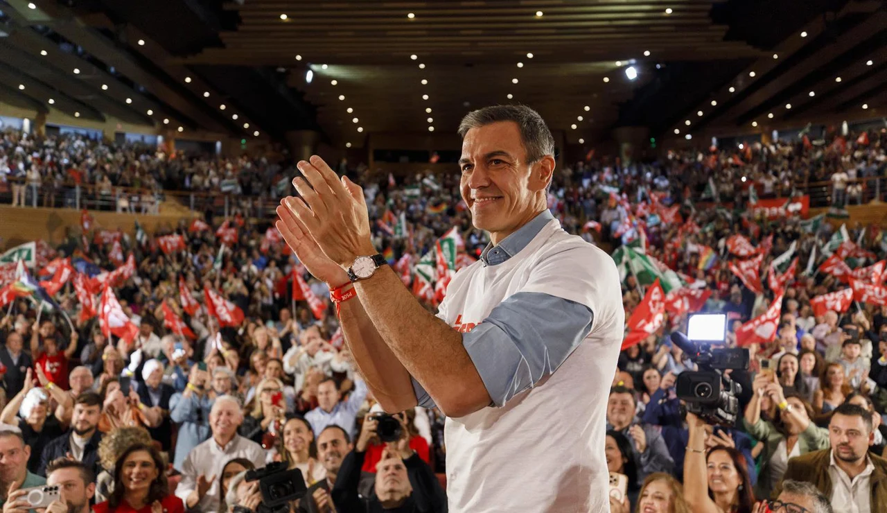 Sánchez apela al voto progresista para evitar la "involución" de PP y Vox con su lista "interminable de recortes"