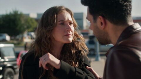 Tenso encuentro entre Serhat y Berrak: ella le amenaza con no volver a ver a sus hijas si no la deja marchar