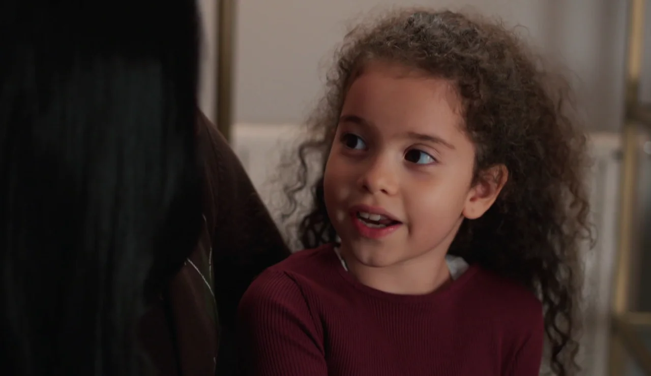 ¡La alegría invade a Kader! La pequeña se ilusiona con la idea de poder llamar hermanas a Ilkim y Hayal