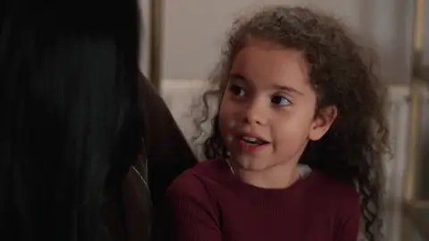 ¡La alegría invade a Kader! La pequeña se ilusiona con la idea de poder llamar hermanas a Ilkim y Hayal ¡La alegría invade a Kader! La pequeña se ilusiona con la idea de poder llamar hermanas a Ilkim y Hayal