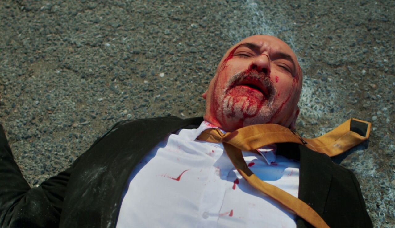 &iexcl;Se cobra su venganza! Serhat tira a Tibet por la ventana y lo deja al borde de la muerte