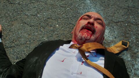 &iexcl;Se cobra su venganza! Serhat tira a Tibet por la ventana y lo deja al borde de la muerte